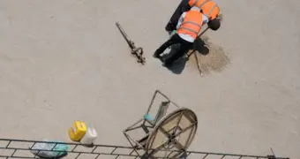 Вместо новой площадки - старые качели: жители Актау раскритиковали ремонт игровой зоны