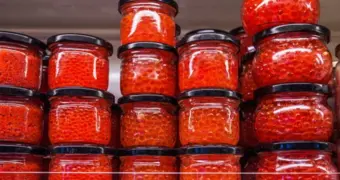 Эксперты объяснили, какую красную икру лучше оставить на полке магазина