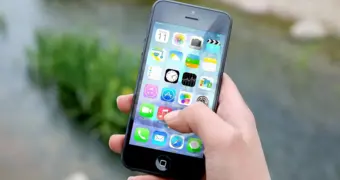 Почему гаджеты вредят суставам: врачи рассказали, как избежать «смартфонной кисти»