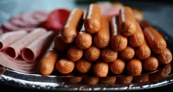 Можно ли есть сосиски сырыми и сколько их безопасно употреблять: ответы на популярные вопросы