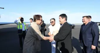 Нурдаулет Килыбай встретил Джеки Чана в аэропорту Актау