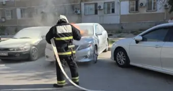 В Актау во дворе жилого дома вспыхнул автомобиль
