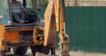 В Актау ремонтируют дорогу от бизнес-центра Teniz до гостиницы «Рахат»