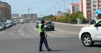 На одном из перекрестков Актау установили дополнительные секции для левого поворота