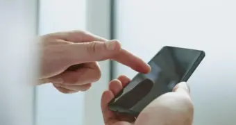 Тихий убийца суставов в вашем кармане: как обычный смартфон превращает руки в клешни