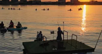 Скрипачка из Актау устроила концерт посреди Каспийского моря