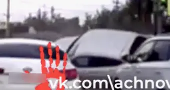После нескольких кульбитов автомобиля женщина спокойно вышла из машины и пошла (видео)