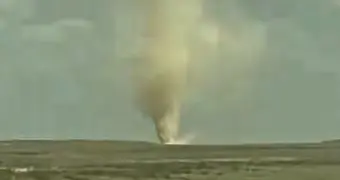 Мощный пылевой вихрь сняли на видео в Мангистау