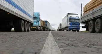 На границе Казахстана и России вновь образовалась очередь из грузовиков: названы причины