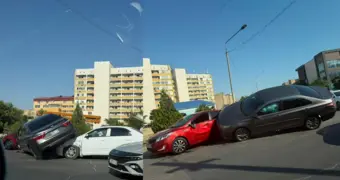 Момент тройного ДТП в Актау попал на видео