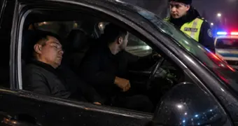 Пьяный казахстанец попытался угнать автомобиль со спящим владельцем внутри