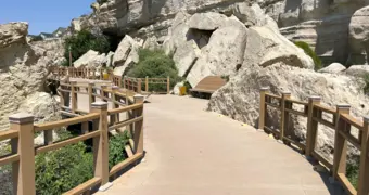 Жители Актау жалуются на состояние Скальной тропы