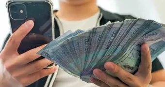 Казахстанцам начали платить реальные деньги перед обманом