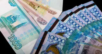 До 15% от суммы: почему банки Казахстана ополчились на российскую наличку
