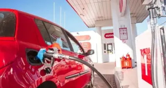 Тухлые яйца, черный дым и рывки: ученая назвала главные признаки опасного бензина