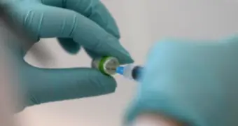 Врач заклеил веки четырехлетнему ребенку во время лечения