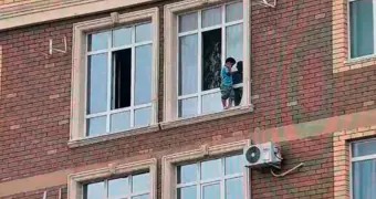 Полицейские спасли ребенка, сидевшего на внешнем подоконнике 10 этажа в Актау