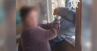 Мужчина выбросил женщину с балкона из-за отказа встречаться с ним