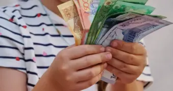 50 тысяч на школьника: в Казахстане начали раздавать деньги перед 1 сентября