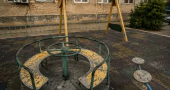 «Ремонтом это не назовешь»: в Актау вспыхнул спор из-за детской площадки