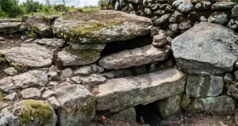 На Сардинии нашли необычную двухуровневую «гробницу гигантов»