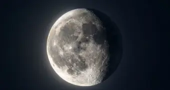 Обломок ракеты SpaceX размером со школьный автобус врезался в Луну
