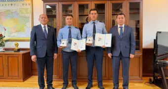 В Актау наградили полицейских, спасших ребёнка от падения с 10-го этажа