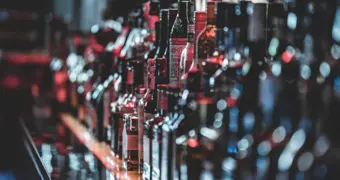 Можно ли продавать алкоголь на маркетплейсах: минторговли Казахстана поставило точку в споре