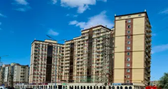 В Актау мужчина сорвался с балкона многоэтажки и погиб
