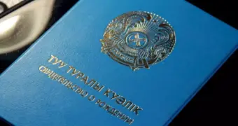 В Казахстане пересмотрели порядок регистрации рождения детей за границей