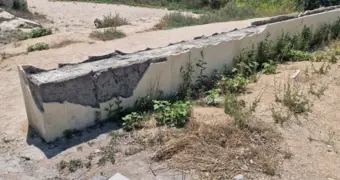 Жители Актау требуют привести в порядок разбитую парковку у моря