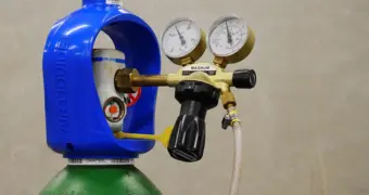 Газовый баллон в огне: пожарный из Семея показал, как происходит взрыв