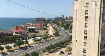 В Актау женщина погибла после падения с многоэтажного дома