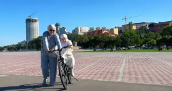 «Учиться никогда не поздно»: 70-летняя жительница Актау осваивает велосипед — видео