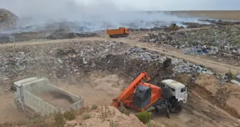 В Жетыбае второй день тлеет свалка