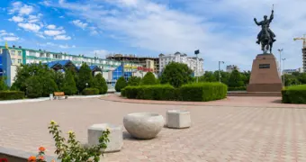 Бетонные вазоны появились на площади в Актау