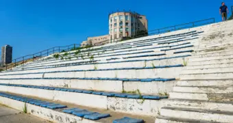 Трибуна на набережной Актау разваливается: ремонт ждать три года