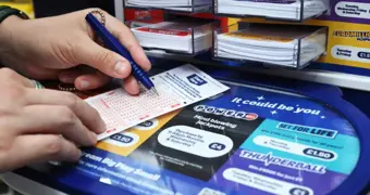 Счастливый билет купил на заправке: американец выиграл миллиард долларов в лотерею