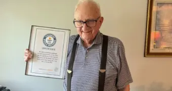 Пенсионер из США в 95 лет установил рекорд в скоростной сборке кубика Рубика