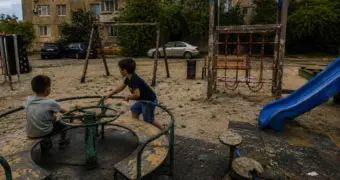 Площадки разваливаются на глазах: кто ответит за безопасность детей в Актау