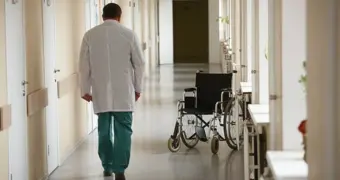 В Латвии медики отказали в помощи русскоговорящему мужчине с инсультом