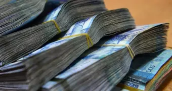Казахстанцы увязли в долгах: коллекторам передали уже 1,2 трлн тенге — что это значит
