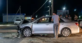 В Мунайлы автомобиль въехал в опору электропередачи
