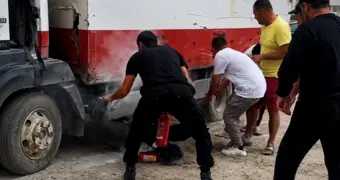 Фургон вспыхнул на дороге в Актау: на помощь бросились сотрудники СОБР