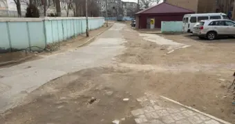 То погода не та, то денег нет — жители Актау возмущены разбитой дорогой внутри микрорайона