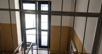 Решётка на лестнице налоговой вызвала вопросы: в ДГД Мангистау проведут проверку