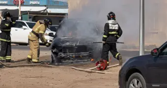 В Жанаозене сгорел автомобиль с газовым баллоном: в Сети появилось видео