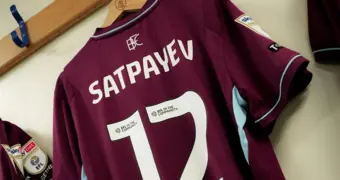 Дастан Сатпаев впервые попал в заявку «Бёрнли» на официальный матч