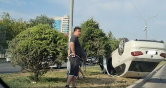 В Актау на дороге перевернулся автомобиль