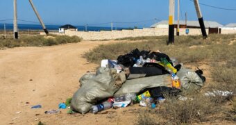 Оставила кучу мусора на улице: жительницу пригорода Актау нашли по квитанции и «наказали»
